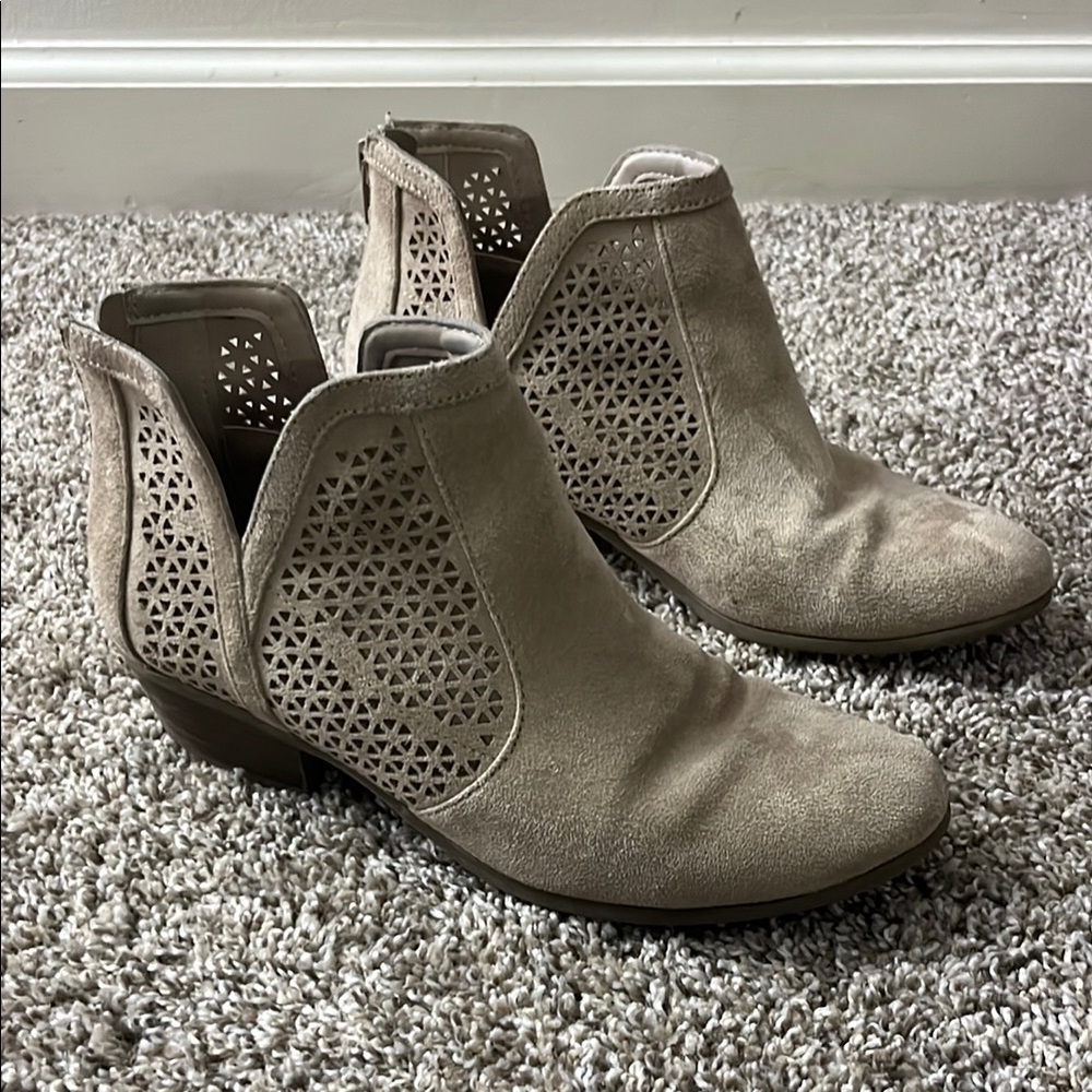 Ana Lakewood Tan woman’s ankle boot Size 7.5